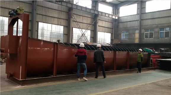 經(jīng)理為新員工介紹螺旋分級機(jī)